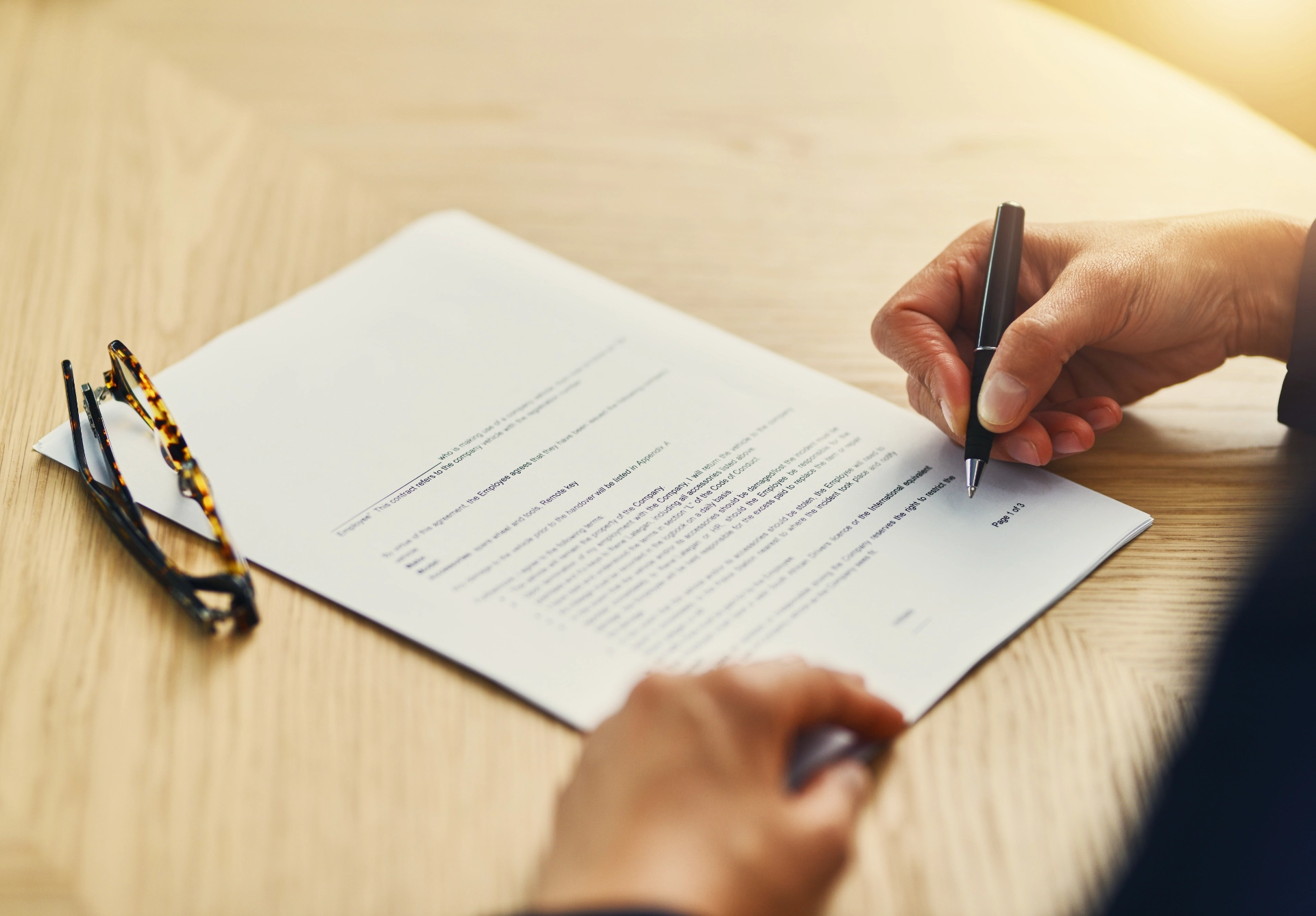 Arbeitsvertrag vor der Unterschrift prüfen